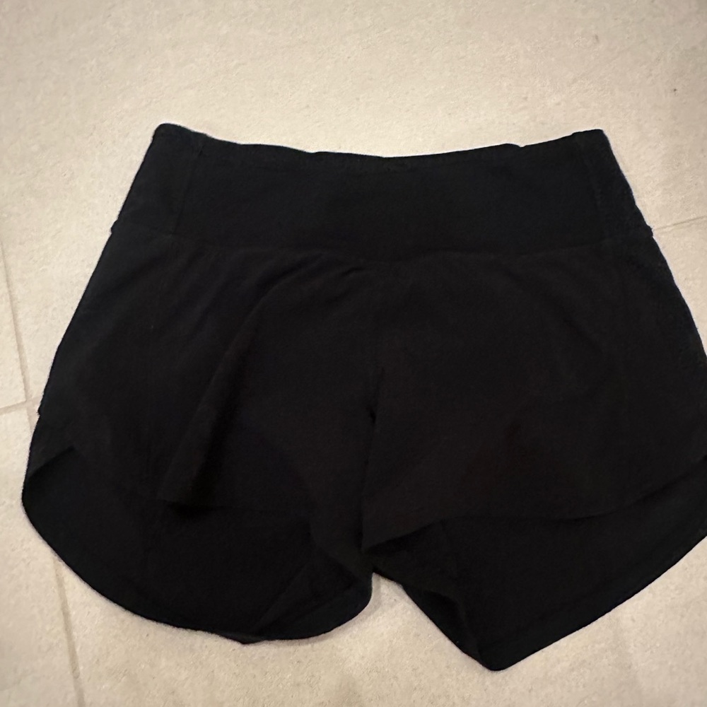 Super good condition size 2 lululemon black speed ups 4 in inseam mid rise